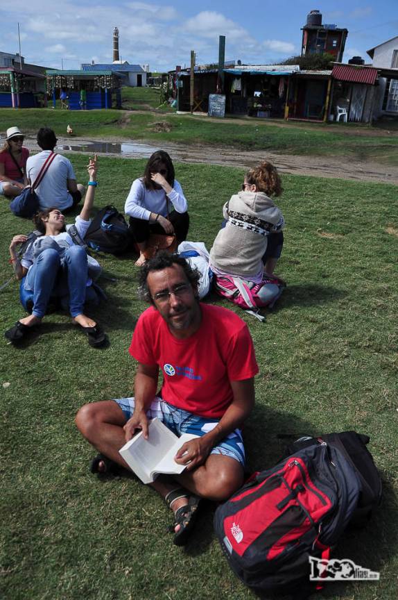 Esperando o horário de partida do caminhão em Cabo Polonio, no litoral do Uruguai